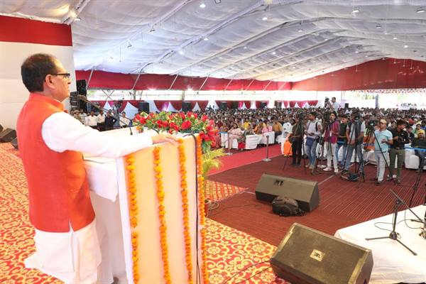 Licensing Program : मुख्यमंत्री ने अनाधिकृत कॉलोनियों के नियमितीकरण एवं अनुज्ञा प्रदाय कार्यक्रम में की घोषणा