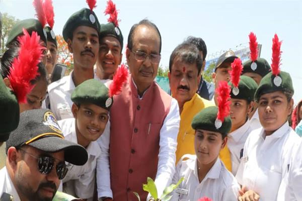 Environment Protection : पर्यावरण-संरक्षण के कार्य की निरंतरता जरूरी…राजाभोज विमान तल के निकट मियावाकी पद्धति से 311 पौध रोपे गए