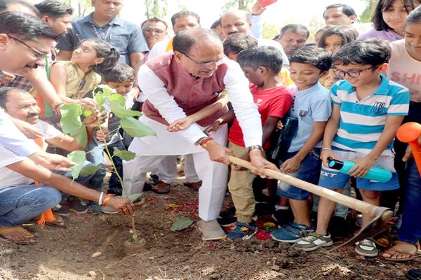 Tree Plantation : मुख्यमंत्री शिवराज सिंह चौहान के साथ बच्चों ने लगाया पीपल का पौधा