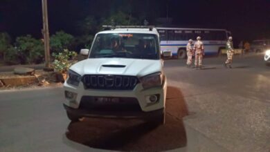 Cash Recovered : पूर्व बीजेपी MLA के बेटे की कार से लाखों रुपये बरामद…VIDEO