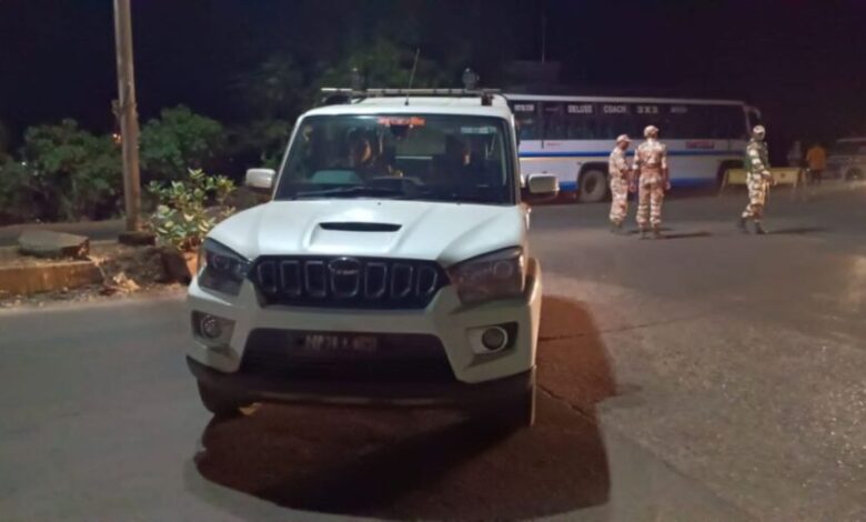 Cash Recovered : पूर्व बीजेपी MLA के बेटे की कार से लाखों रुपये बरामद…VIDEO