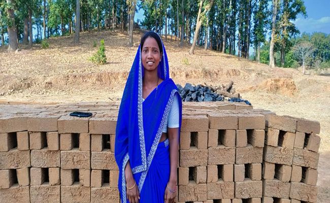 संघर्ष की मिट्टी से बनी सरिता की तक़दीर संघर्ष की मिट्टी से बनी सरिता की तक़दीर